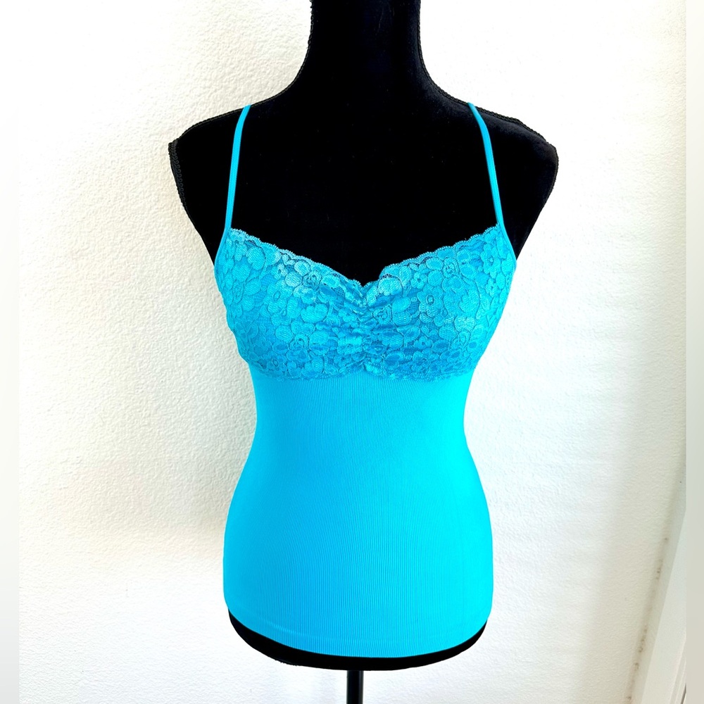 BEBE SEAMLESS LACE CAMI